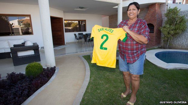 Dani Alves cumple ya poco más de cuatro meses en prisión, pero este lunes recibió una visita que seguramente le dio buena energía.