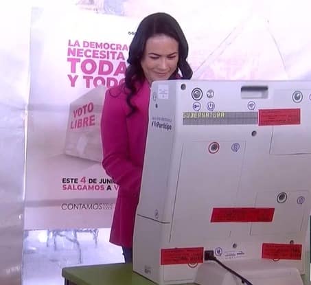 Alejandra del Moral, candidata por la alianza Va por el Edomex emitió su voto en una urna electrónica.