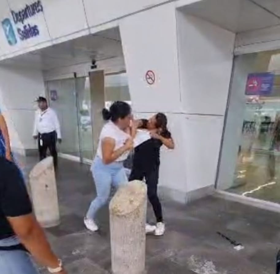 Dos mujeres se agarraron a golpes frente a turistas en el aeropuerto de Cancún