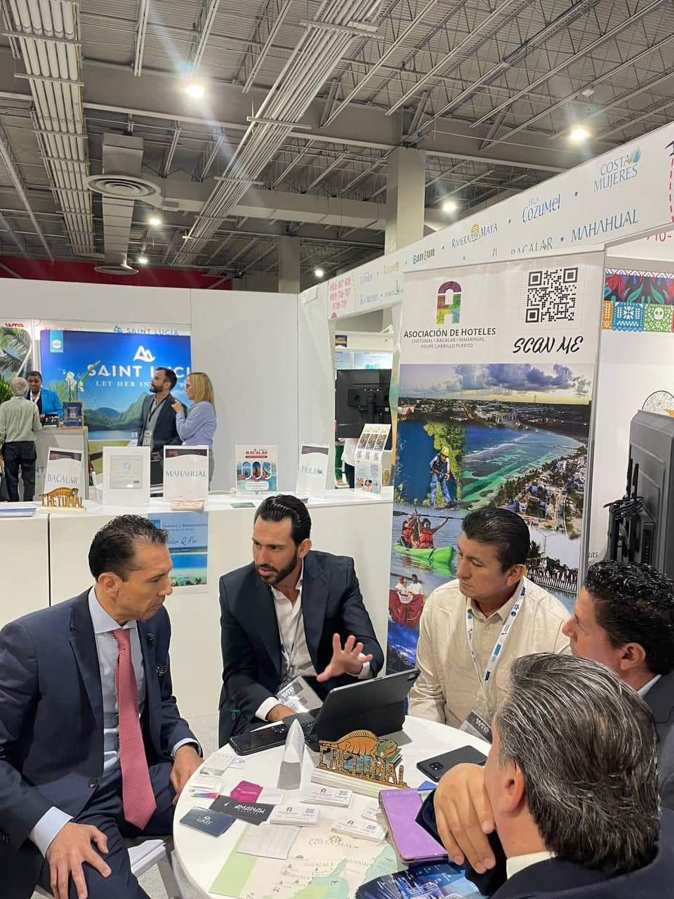 el secretario de Turismo en el estado, Bernardo Cueto Riestra, encabezó el corte del listón inaugural del pabellón Caribe Mexicano