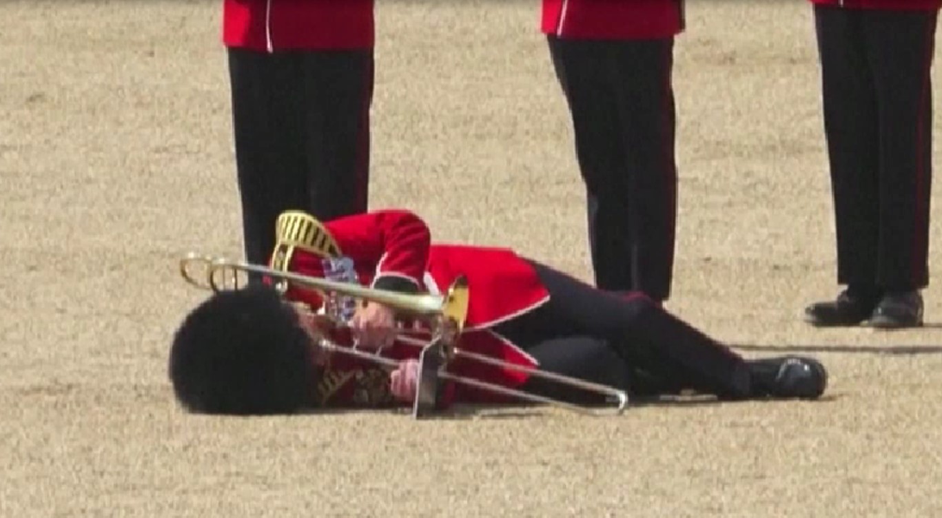 Guardias Reales se desmayan por ola de calor durante desfile militar