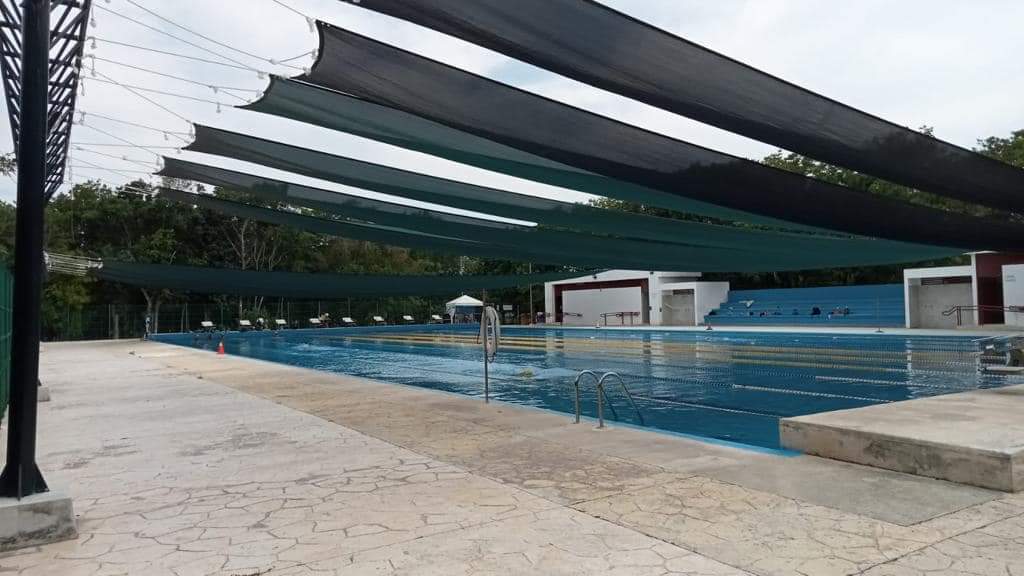 Instalan malla sombra en alberca de la unidad deportiva Riviera Maya