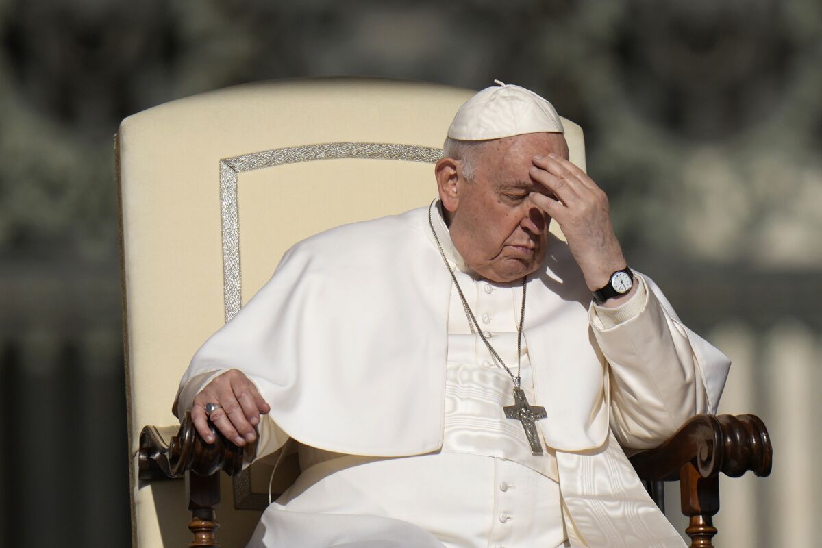 Papa Francisco “está bien, despierto y consciente”