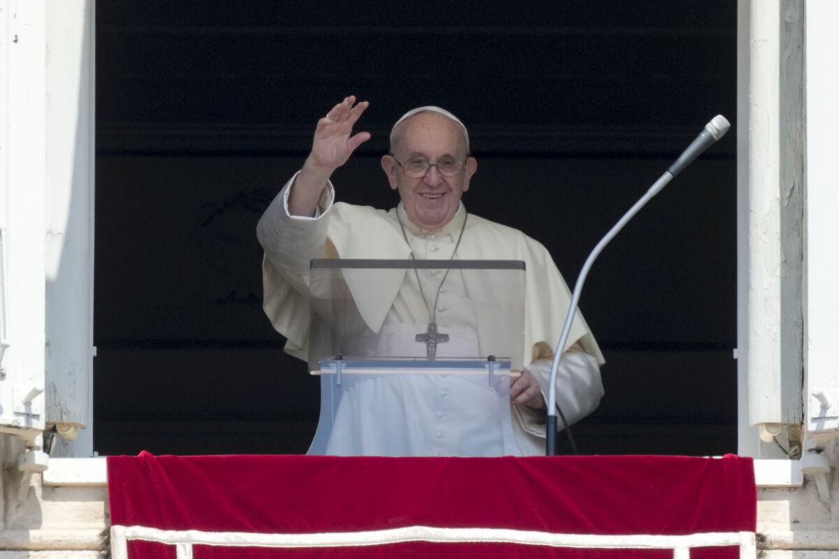 Papa Francisco reapareció y rezó el Ángelus en la Plaza San Pedro tras cirugía