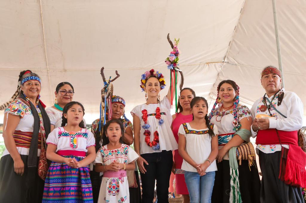 Sheinbaum recibe ‘bastón de mando’ de Pueblos Indígenas