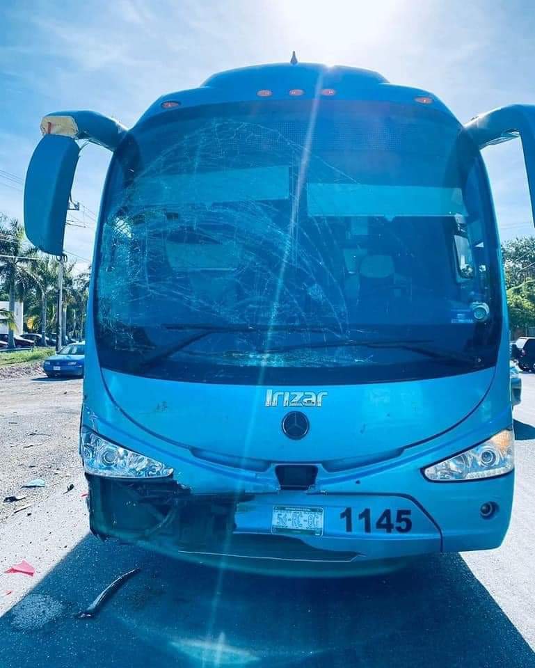El autobús es de la empresa del valle choco contra una van foránea de FCP
