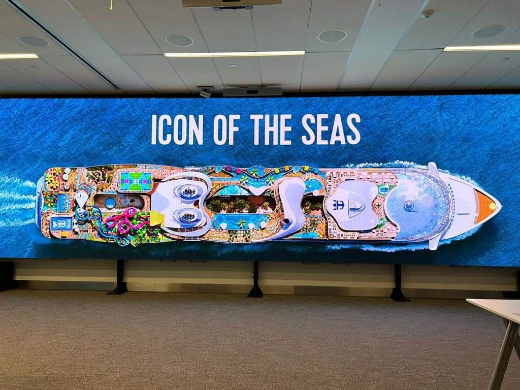 El buque Icon of the Seas, de 365 metros y peso de 250 mil 800 toneladas