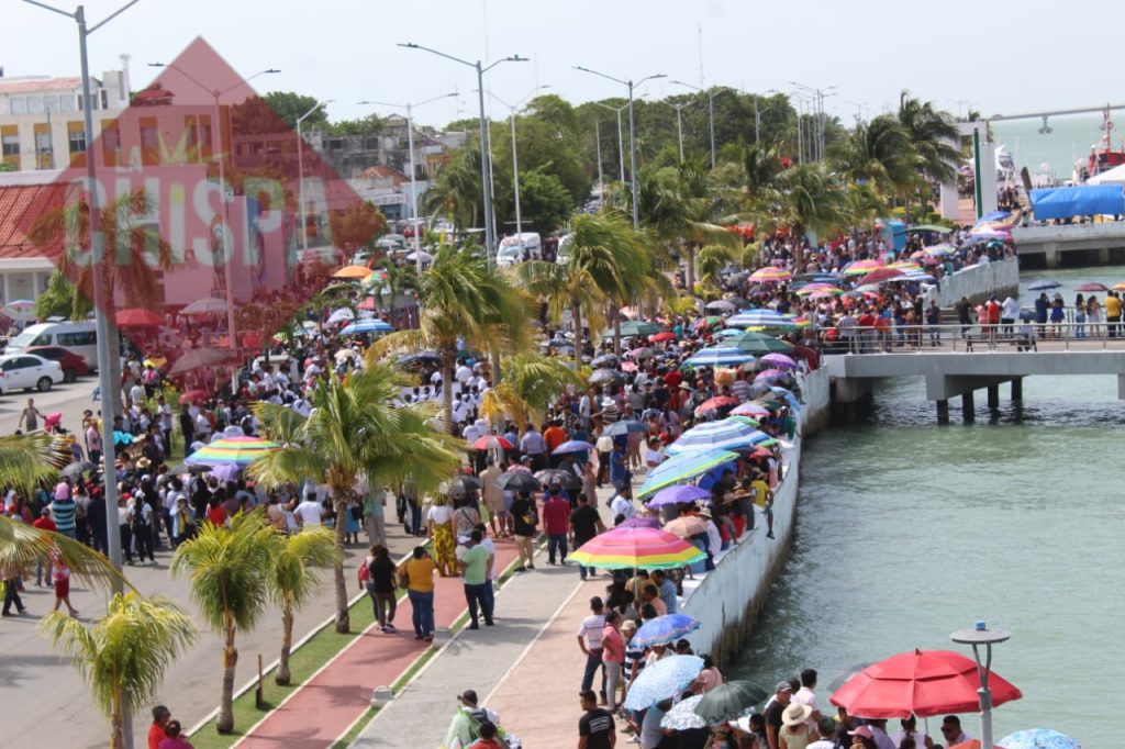 Miles de católicos presenciaron el paseo de la “Virgen del Carmen” por la Bahía de Ciudad del Carmen
