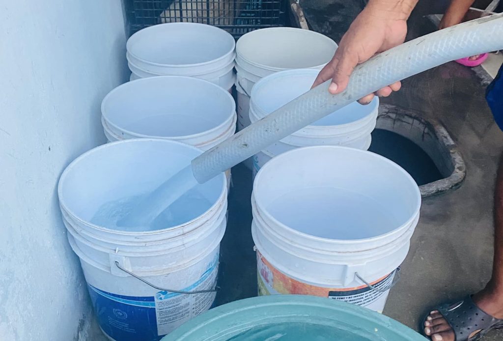 Familias carmelitas piden al SMAPAC agua en las tuberías para no depender de las pipas