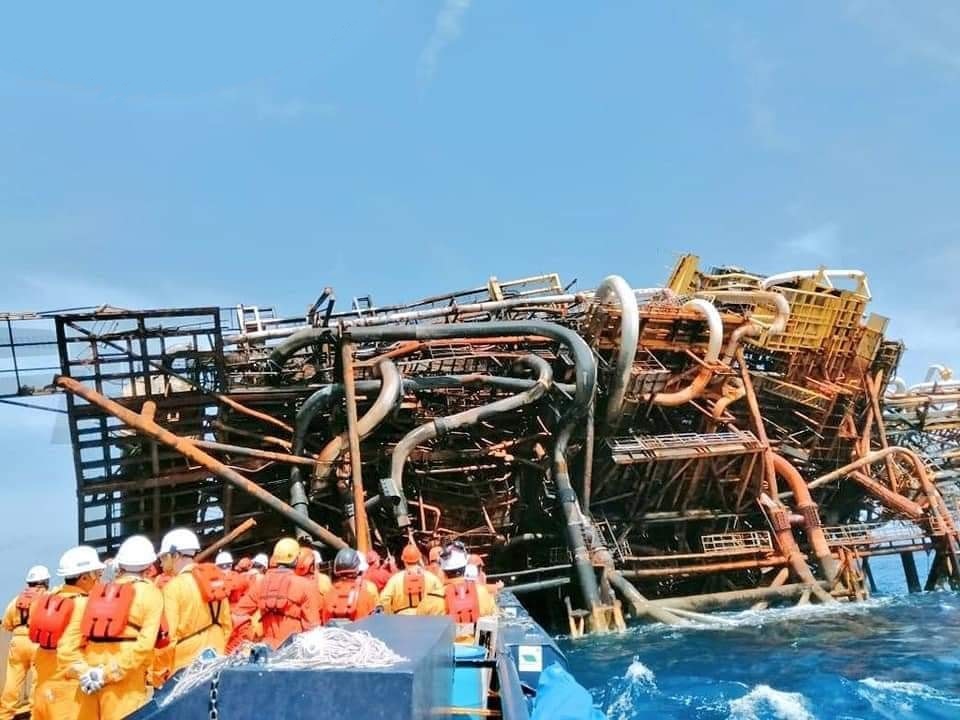 PEMEX la única petrolera del mundo que carece de ingenieros en sus plataformas marinas durante las noches