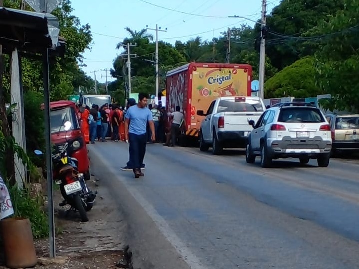 Sindicato bloqueó carretera de Atasta en Carmen