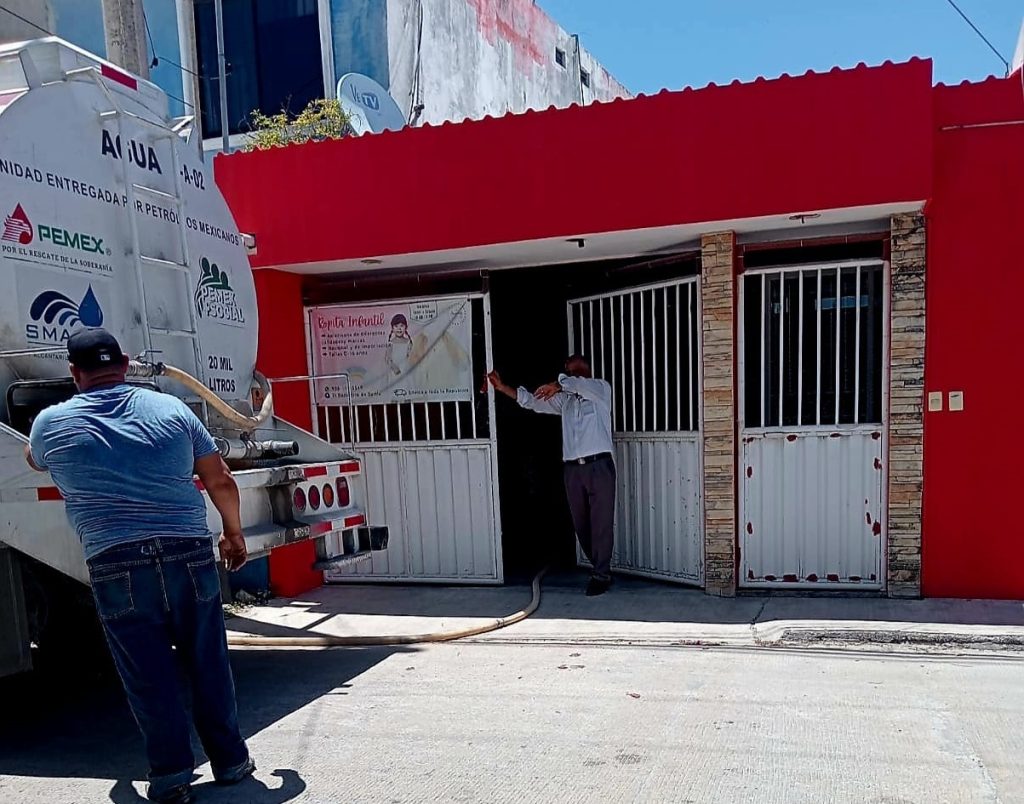 Familias carmelitas piden al SMAPAC agua en las tuberías para no depender de las pipas