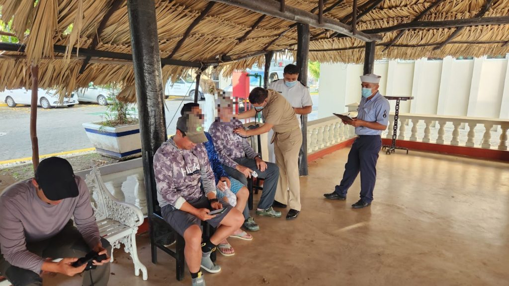 SEMAR apoya a tripulantes de embarcación a la deriva