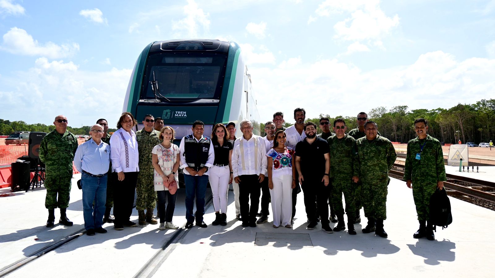 Celebra AMLO llegada del primer vagón del Tren Maya a Cancún 