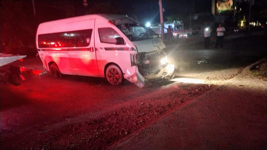 Por el choque, ocho personas resultaron lesionadas, mismas que tuvieron que ser trasladadas a distintos nosocomios de la ciudad.