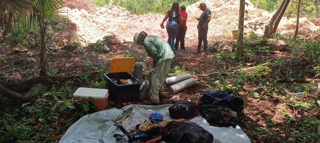 la retroexcavadora se hundió con más de 1000 litros de combustible, por lo que la contaminación al manto freático podría ser catastrófica.