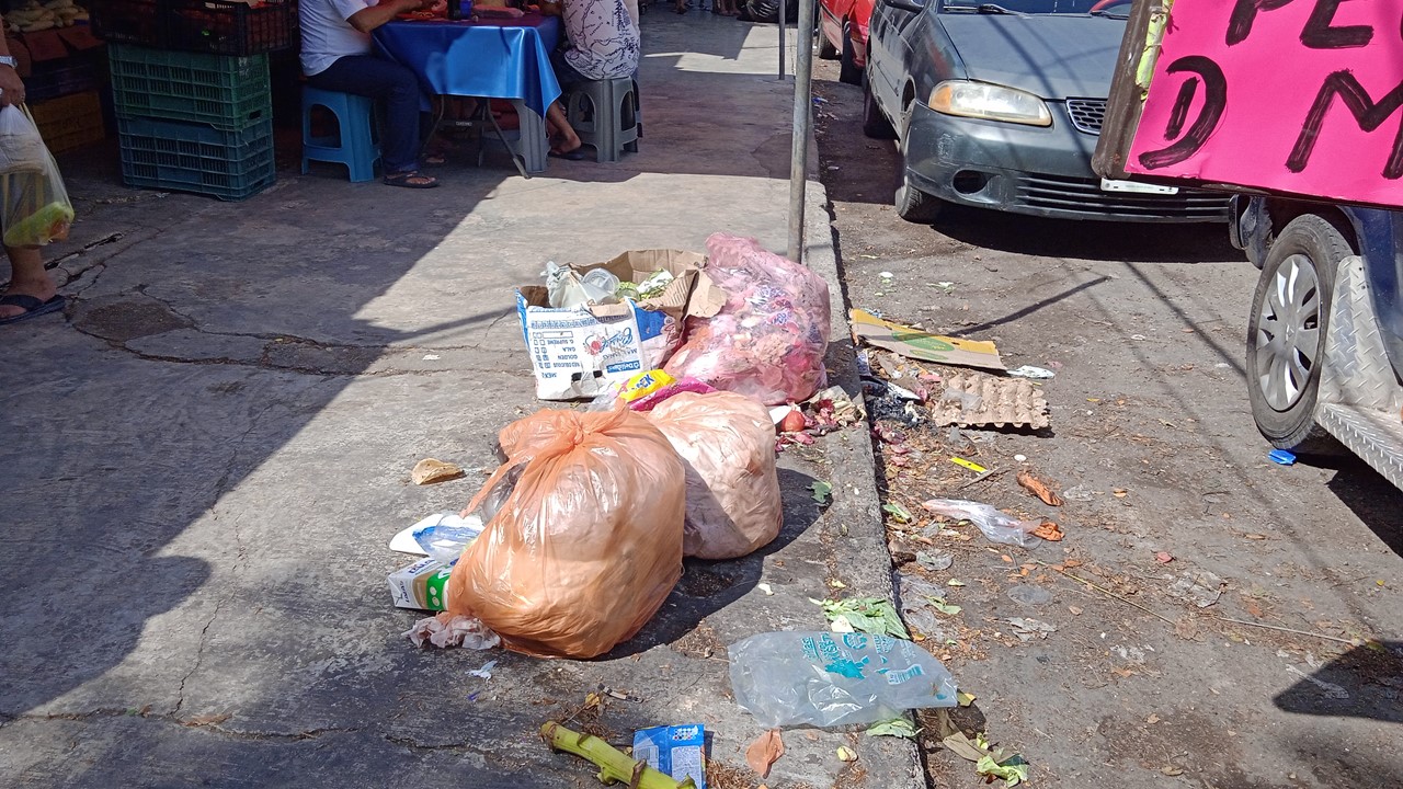 Basura de tianguis impacta a vecinos de la Madero, piden atención a las autoridades.