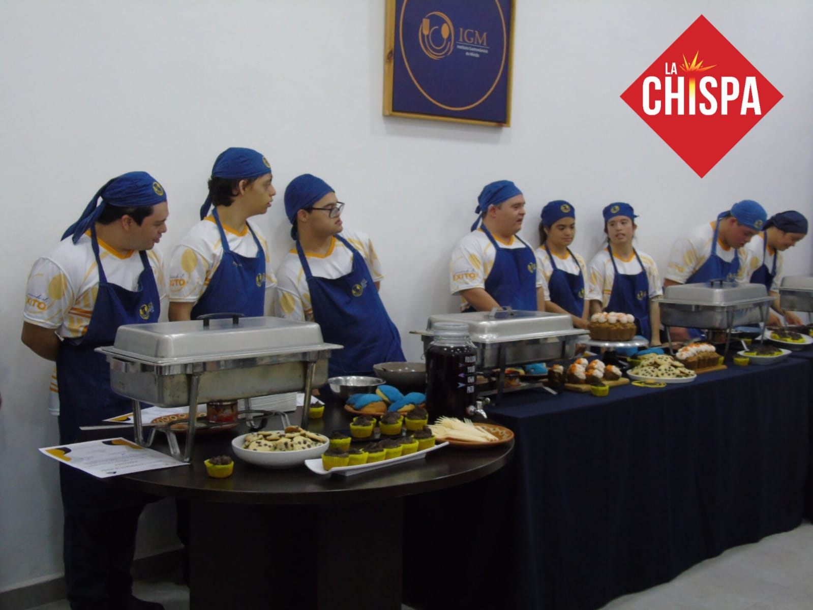 Durante este emotivo evento, los alumnos graduados nos deleitaron con exquisitos postres y platillos preparados durante sus clases