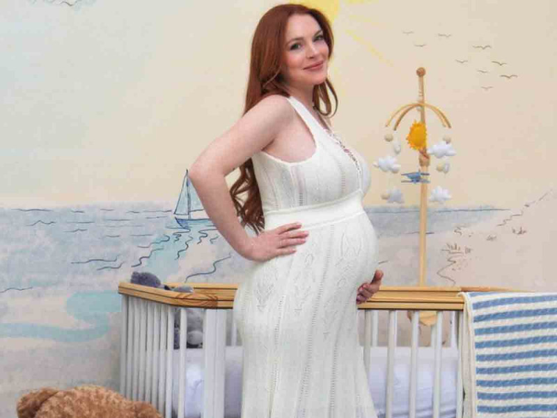 Lindsay Lohan embarazada presume en la "playa" su pancita con tiernas imágenes