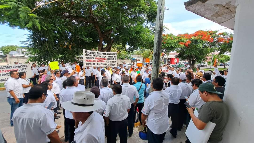 Protesta de taxistas de Cozumel frente a Imoveqroo exigen concesiones