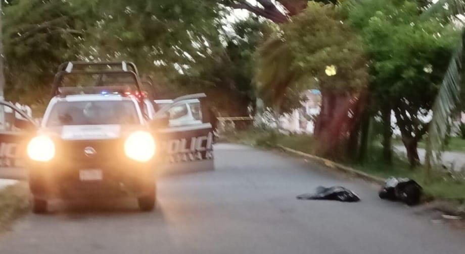 la víctima fue hallada en el camellón de la calle Calzada de los Mayas, ente entre avenidas Nichupté e Itzales