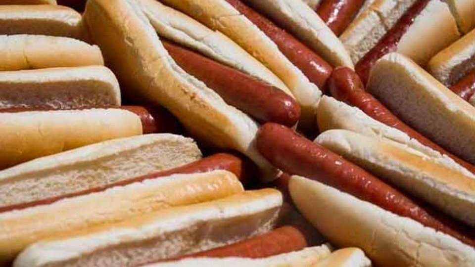 Retiran 20 toneladas de salchichas