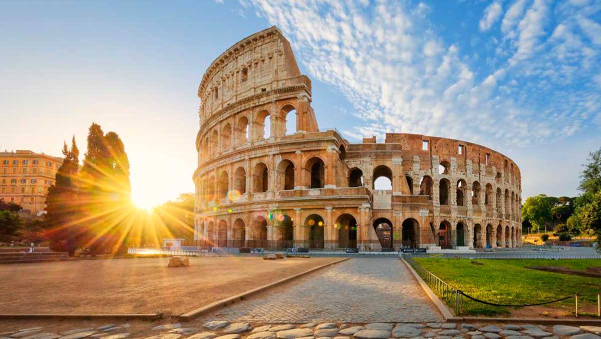 turistas dañan el Coliseo de Roma