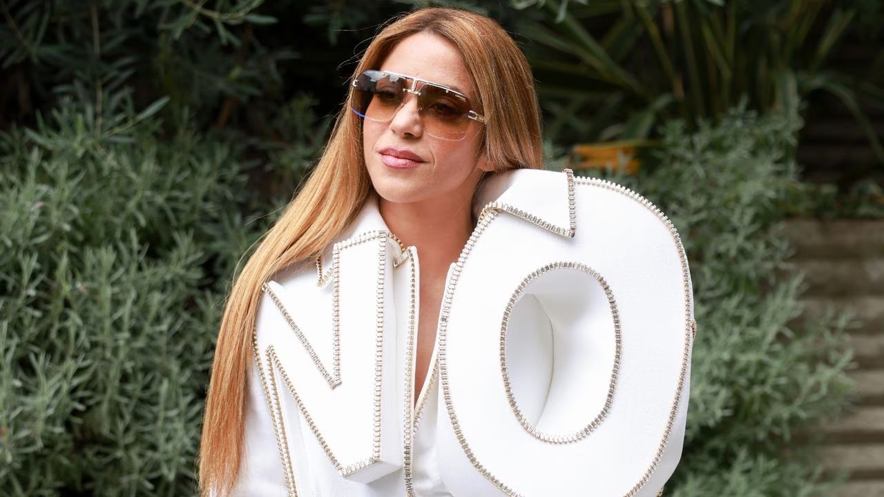 Vestido de Shakira con la palabra “No” en la Semana de Moda en Paris: ¿Qué significa?