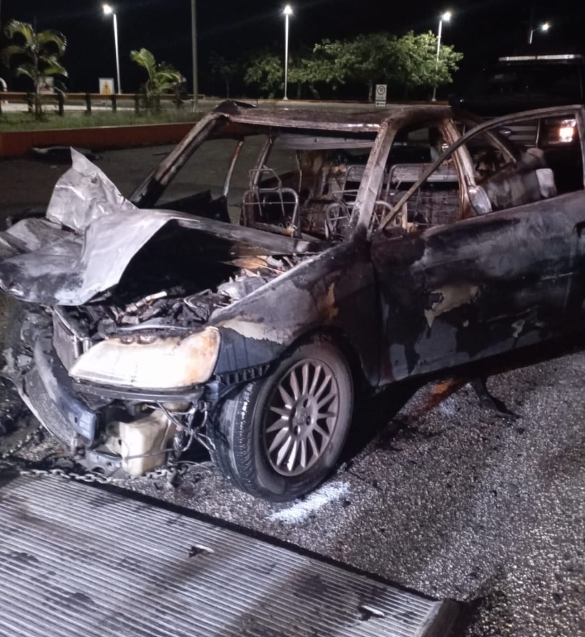 Automóvil incendiado en Valladolid, la conductora y dos menores sin daños de gravedad.
