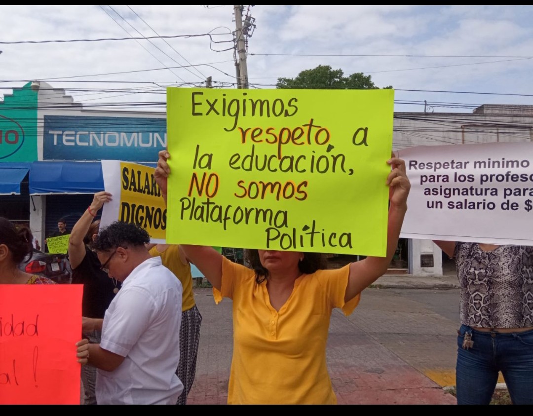 Maestros de la UTM protestan por condiciones laborales justas.