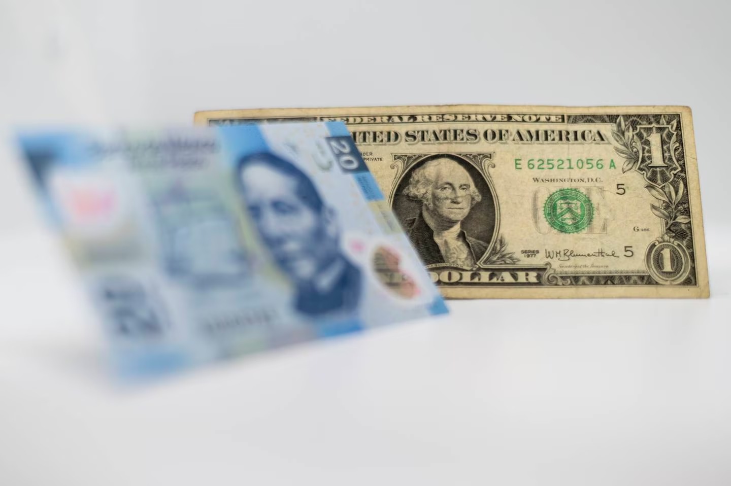 El peso mexicano se deprecia frente al dólar y se cotiza en 16.86 por unidad