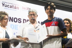 Entre los estudiantes reconocidos algunos son por conocimientos y otros de méritos deportivos.