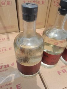 Aseguran en Colima, metanfetamina oculta en botellas de mezcal artesanal