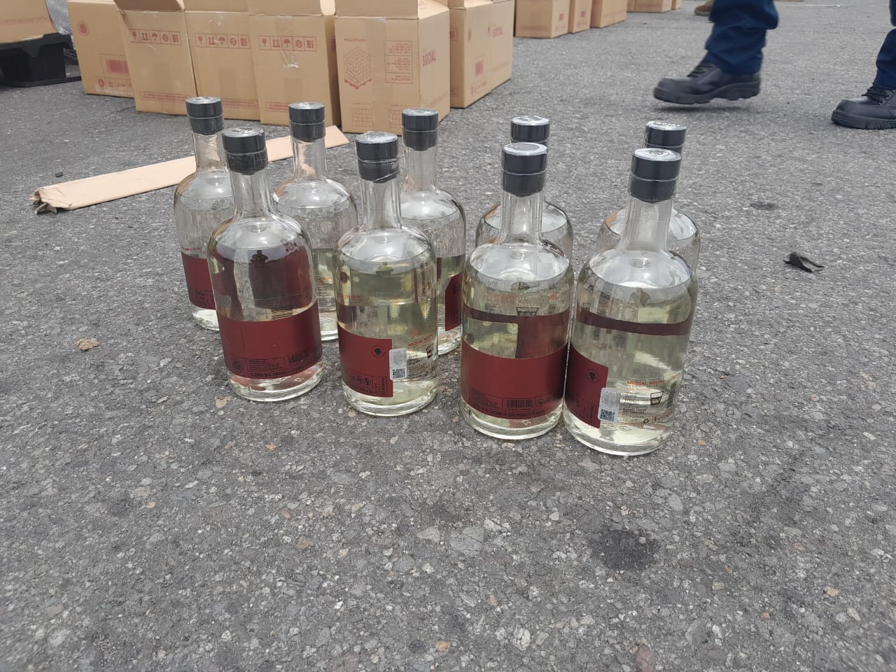 Aseguran en Colima, metanfetamina oculta en botellas de mezcal artesanal