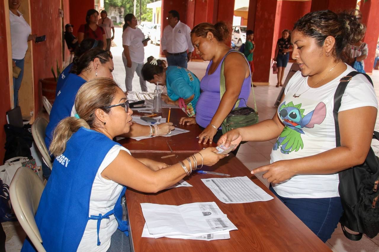 Becas Económicas en 11 municipios yucatecos recibieron que otorga la Secretaría de Educación de Yucatán