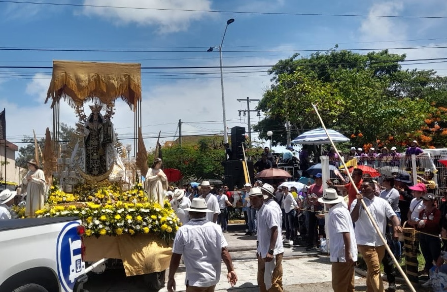 La fe a la Virgen del Carmen une a miles de fieles