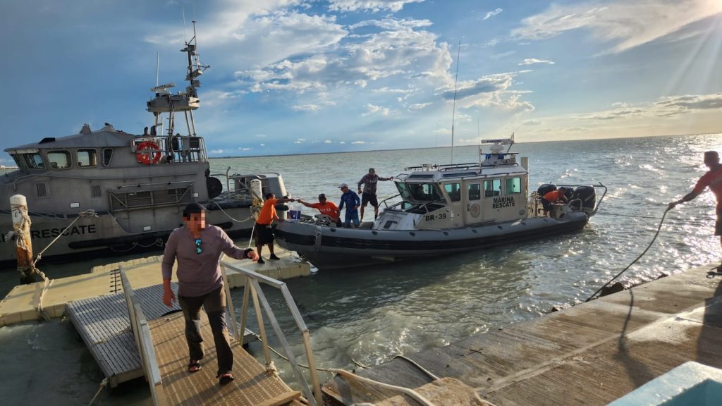 SEMAR apoya a tripulantes de embarcación a la deriva
