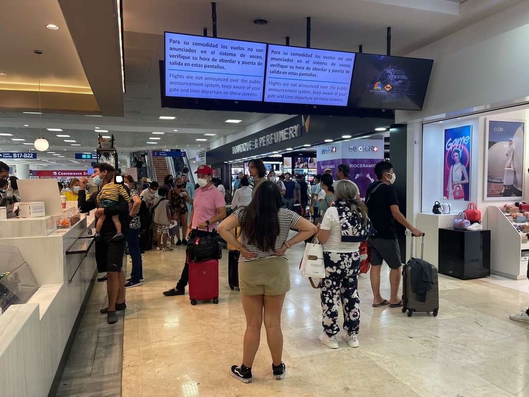 Tan sólo en este fin de semana, la Terminal Aérea cancunense se pudo ver los pasillos repletos y mucha gente buscando los mostradores para documentar