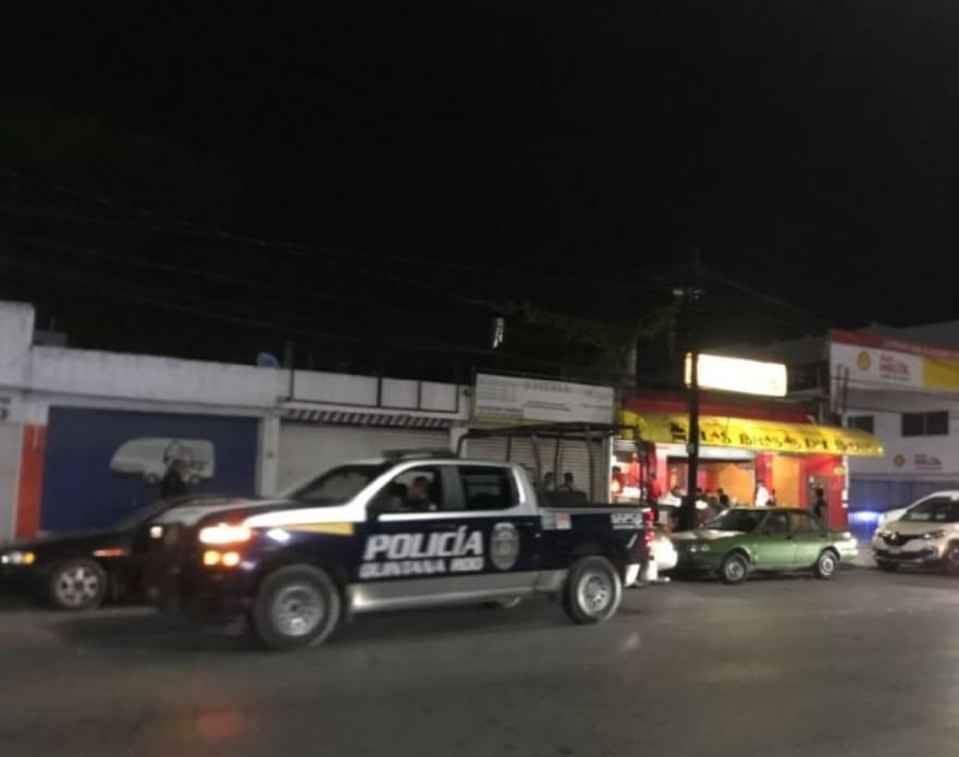 Cancún sigue la violencia sujetos armados asaltan una taquería.