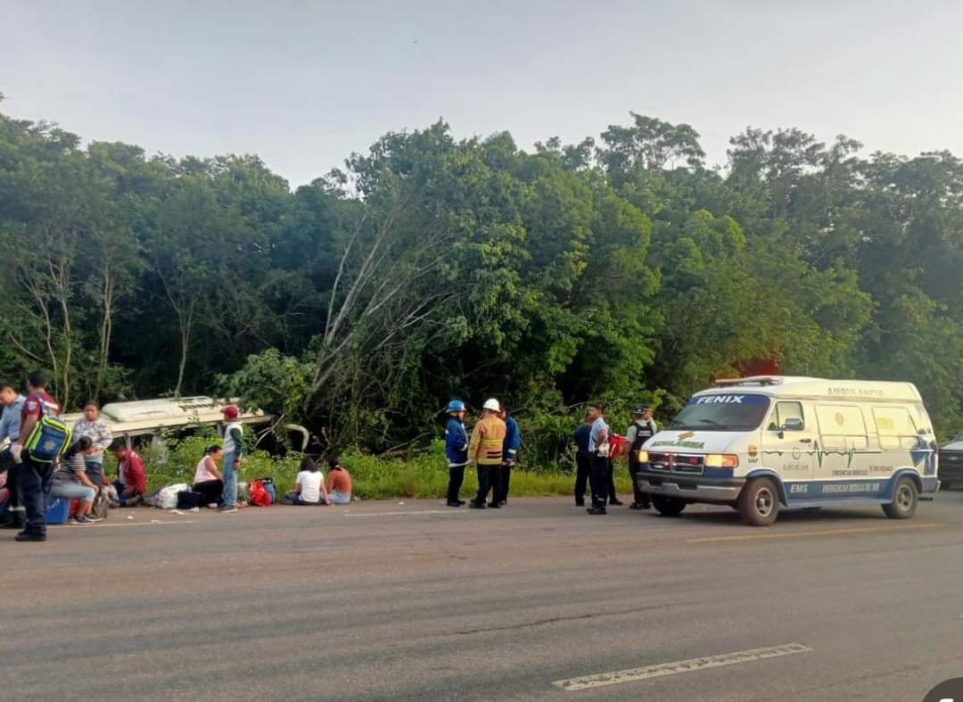 Tragedia en Bacalar autobús se sale de la carretera: 21 lesionados y un menor muerto.