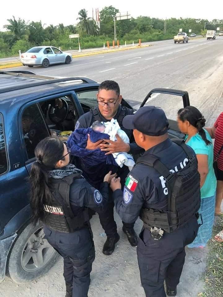La cigüeña se adelantó: Mujer da a luz en plena carretera de Quintana Roo