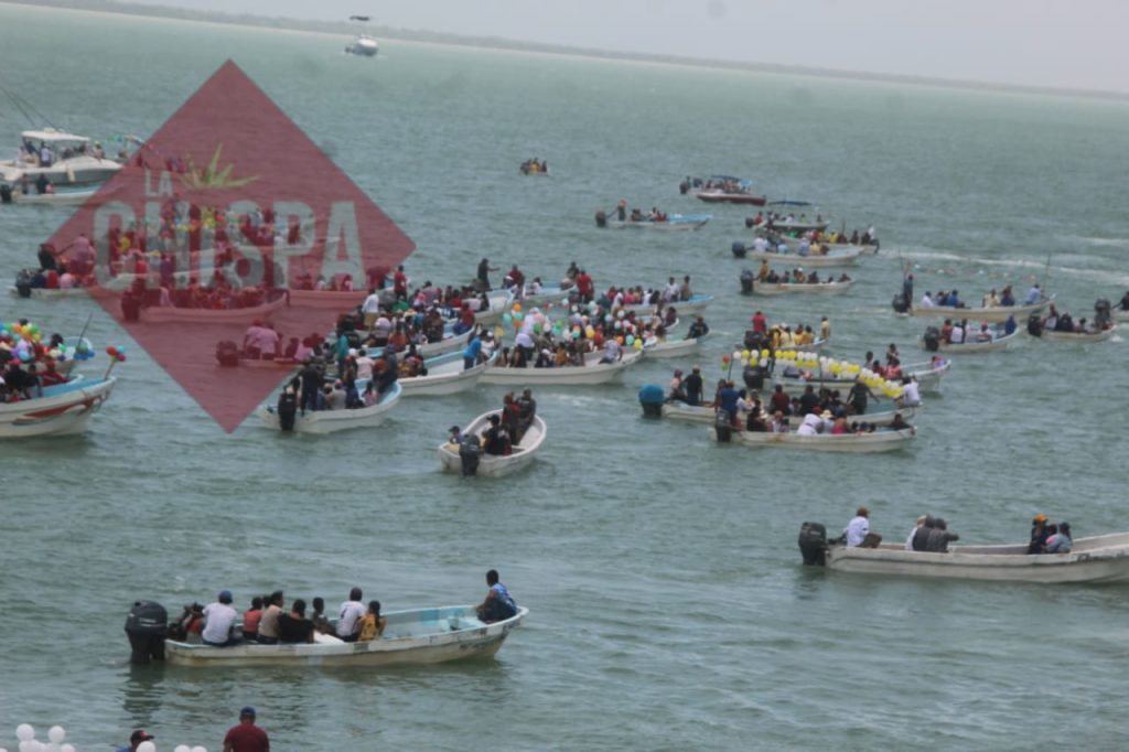 Miles de católicos presenciaron el paseo de la “Virgen del Carmen” por la Bahía de Ciudad del Carmen