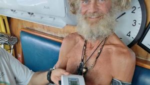 Apariencia de aventurero que viaja de isla en isla, comentan los rescatistas atuneros
