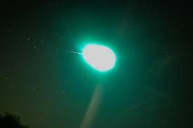 Bola de fuego verde captada en video en Louisiana, especulan posible señal extraterrestre.