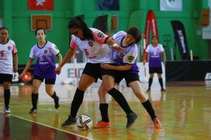 Futsal se juega con dos equipos compuestos por cinco personas, cuatro jugadores/as de campo y portero/a