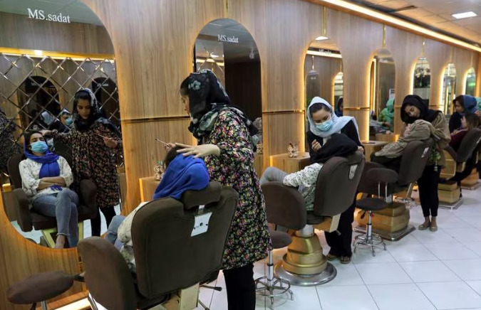 Talibanes ordenan cerrar salones de belleza