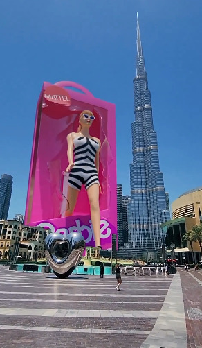 gigantesca barbie camina por las calles