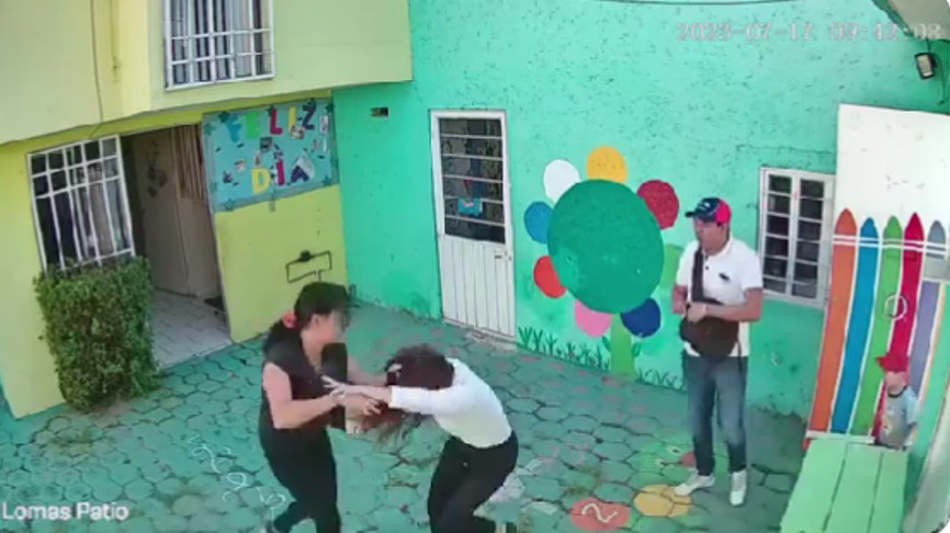 Golpean a maestra de un kínder frente a los niños en Cuatitlán Izcalli (Video)
