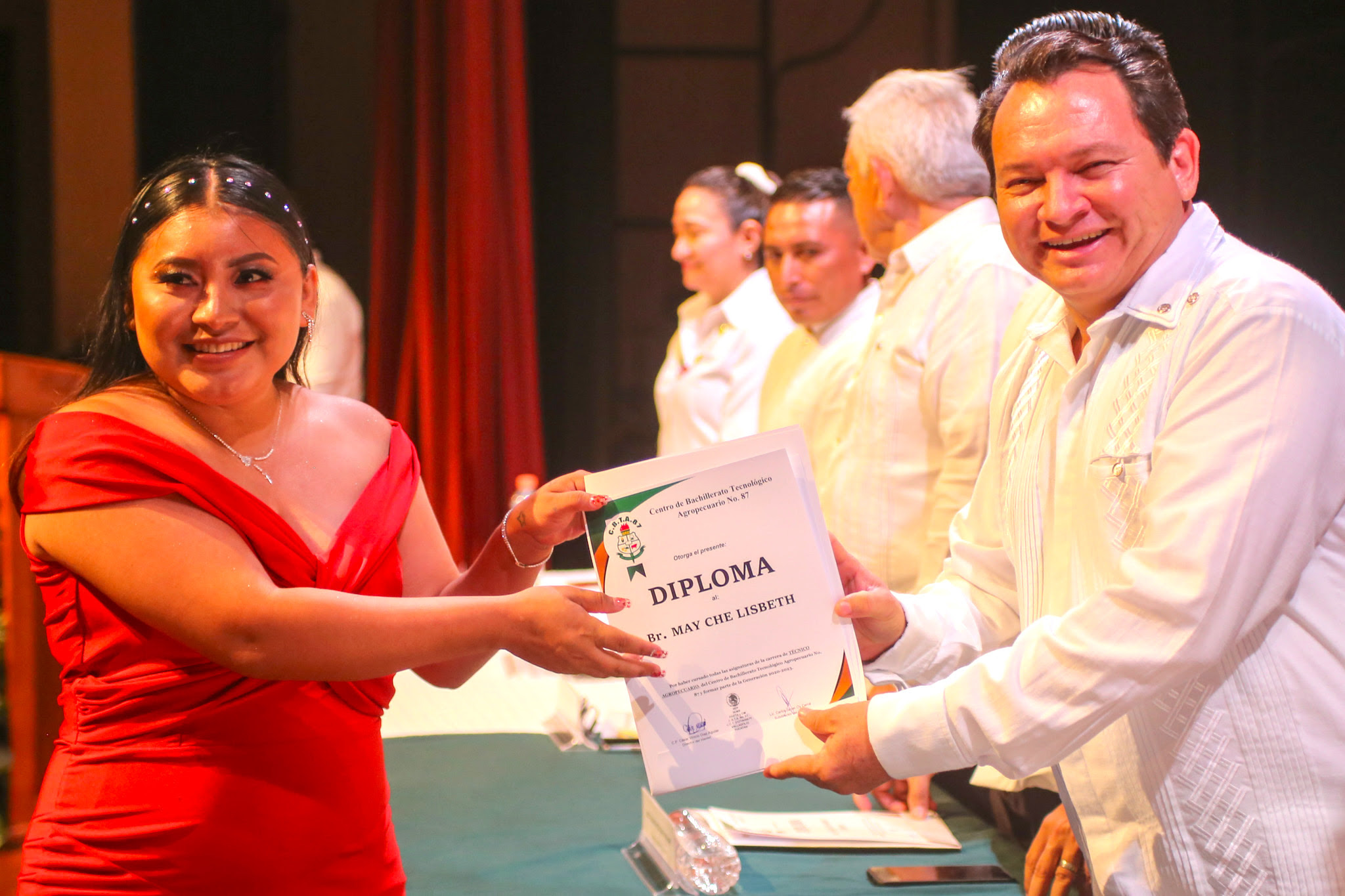 Representante estatal toma protesta a bachilleres Del CBTA Valladolid y los exhortó a continuar estudiando.