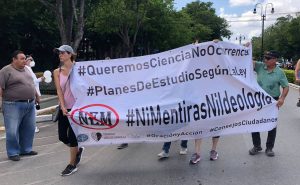 Protestan contra libros de textos gratuitos en Yucatán